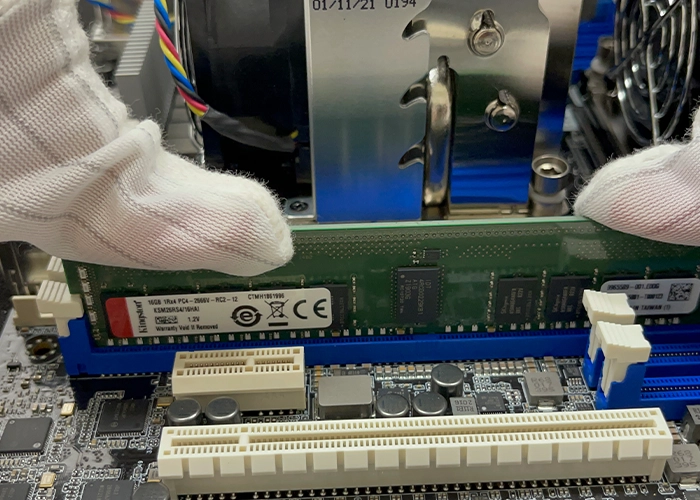 Network-Engineering株式会社三浦大と作るBTOパソコン-メモリ取付時